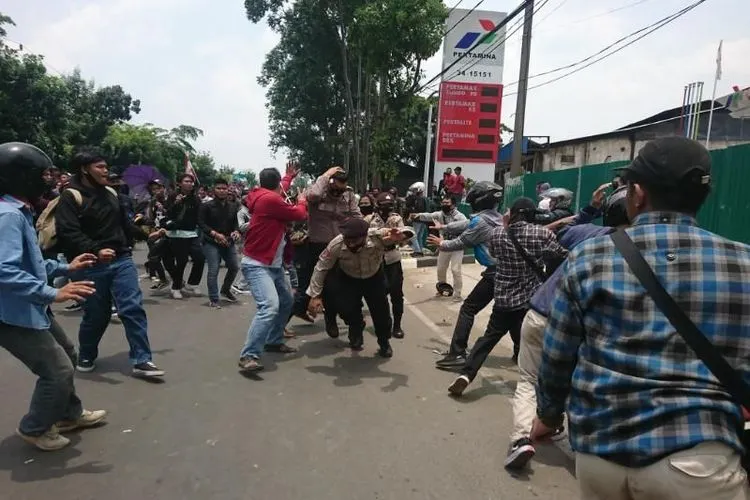 Aksi massa yang masif membuat SPBU di sekitar tutup demi keamanan/ Suara.com