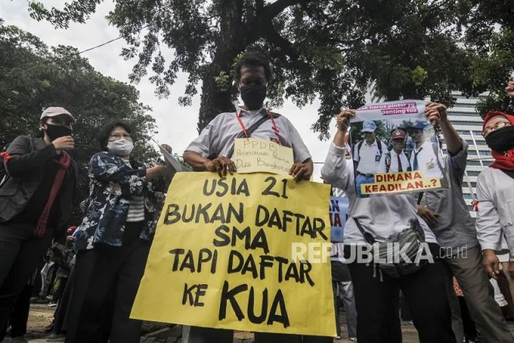 Sejumlah orang tua siswa saat melaksanakan aksi di depan Balai Kota DKI Jakarta, Selasa (23/6). Pada aksi tersebut mereka menuntut Gubernur DKI Jakarta Anies Baswedan untuk menghapus prioritas usia dalam aturan Penerimaan Peserta Didik Baru (PPDB) DKI Jakarta. Republika/Putra M. Akbar (FOTO : Republika/Putra M. Akbar)