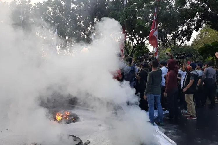 Aksi unjuk rasa menolak reklamasi Pantai Ancol di depan Balai Kota DKI Jakarta sempat ricuh, Selasa (21/7/2020).  Foto: Eva Rianti