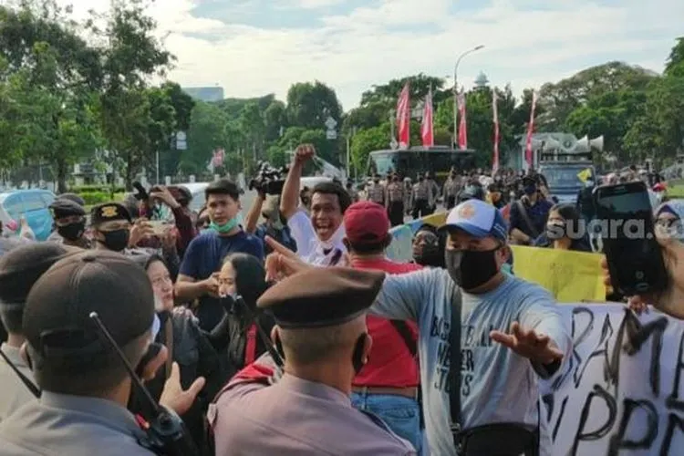 Relawan PPDB DKI, komunitas berisi orang-orang tua murid di Jakarta, menggelar aksi di depan Istana Negara, Jakarta Pusat, Jumat (4/7/2020), memprotes sistem penerimaan siswa baru memakai sistem peringkat umur. [Suara.com/Bagaskara]