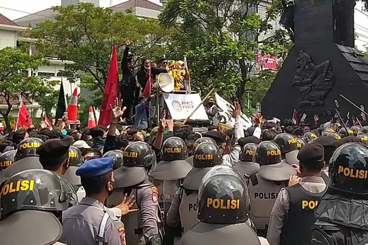 Aksi demo di depan kantor Gubernir Jateng (ayosemarang.com/Vedyana)