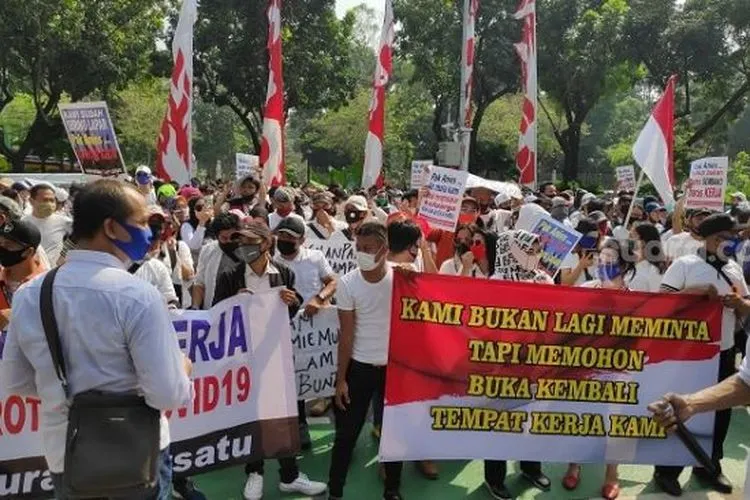 Ratusan pendemo dari pekerja pekerja karaoke, terapis pijat, hingga diskotek unjuk rasa di depan gedung Balai Kota Jakarta. (Suara.com/Bagaskara).