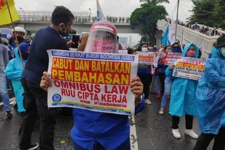 Sebagai ilustrasi. Demo buruh tolak RUU Cipta Kerja di DPR RI, Kamis (16/7/2020). (Suara.com/Bagaskara Isdiansyah)
