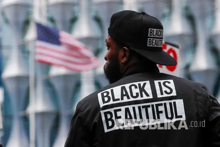 Aksi demonstrasi protes Black Lives Matter di depan kedutaan AS di London, Minggu (7/6/2020).  (Foto: AP / Frank Augstein)