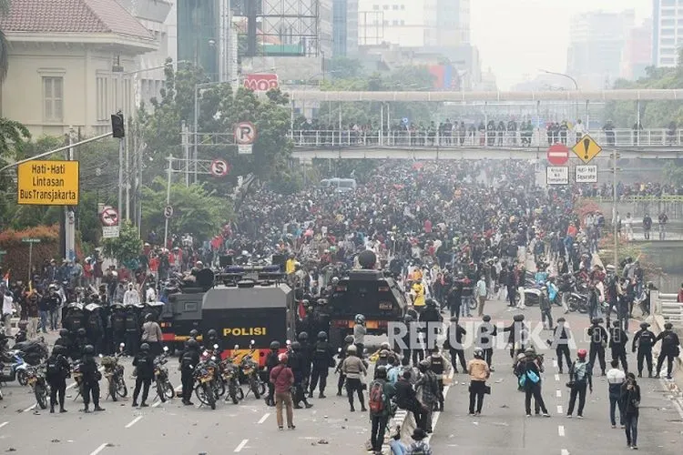 ilustrasi. Demo menolak UU Cipta Kerja/ Republika