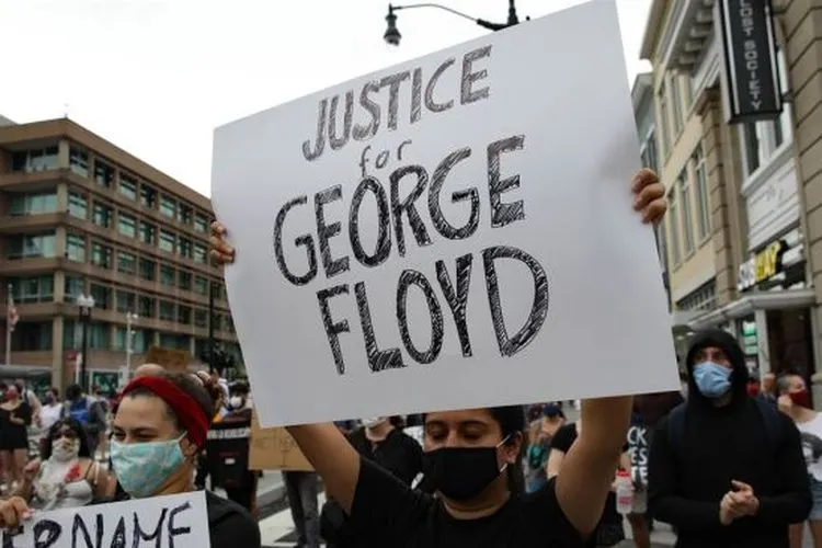 Aksi demonstrasi memprotes kematian George Floyd di Washington DC. (Anadolu Agency/Yasin Ozturk)