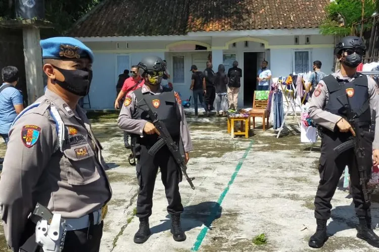 Densus 88 melakukan penggeledahan rumah di sebuah perumahan, Kecamatan Indihiang, Kota Tasikmalaya, Rabu (20/5/2020).  Foto: istimewa