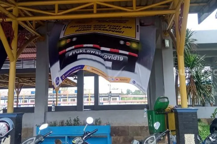 Terminal Jatijajar Depok sangat sepi karena larangan mudik di tengah wabah virus corona. . (Suara.com/Arga)