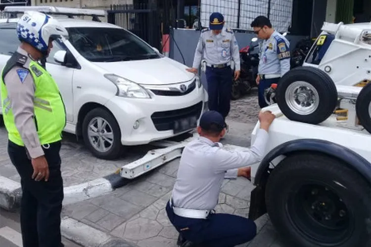Penindakan terhadap mobil yang melanggar ketentuan perparkiran/Adriana Megawati/beritajakarta.id