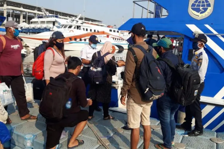 Pengetatan di salah satu dermaga di Kepulauan Seribu oleh petugas / beritajakarta.id
