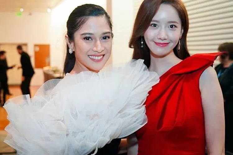 Dian Sastro pose bersama Yoona SNSD/Instagram @theresldisastr