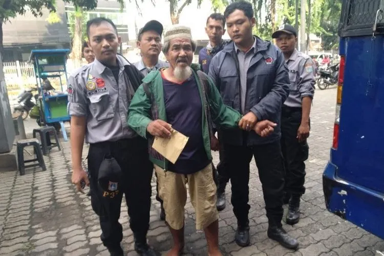 Petugas Sudinsos Jaksel menjaring Mukhlis (65), seorang PMKS yang memiliki uang ratusan juta rupiah dari hasil mengemis (Antara/Sudinsos Jaksel)
