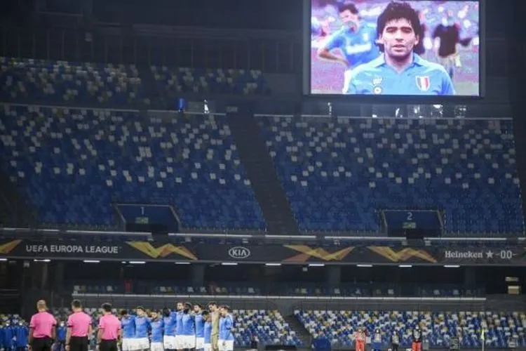 Wajah mendiang Diego Maradona terpampang di megatron Stadio San Paolo jelang laga Liga Europa 2020/2021 antara Napoli vs Rijeka, Jumat (27/11/2020) dini hari WIB. [Filippo MONTEFORTE / AFP]