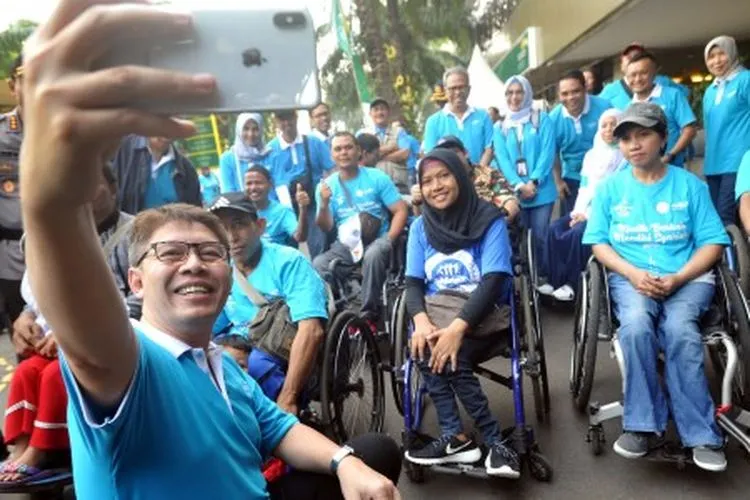 Ilustrasi--Direktur Utama Mandiri Syariah Toni EB Subari (kiri) melakukan swafoto bersama pemudik, sesaat pemberangkatan 1.300 pemudik termasuk 183 penyandang disabilitas dalam program Mudik Bareng Disabilitas yang diselenggarakan Mandiri Syariah, di Jakarta, Sabtu (01/06/2019). Program mudik disabilitas merupakan partisipasi Mandiri Syariah dalam menyediakan akses khusus bagi penyandang disabilitas untuk dapat merayakan Idul Fitri bersama keluarga di kampung halaman. ANTARA FOTO/Audy Alwi/foc.