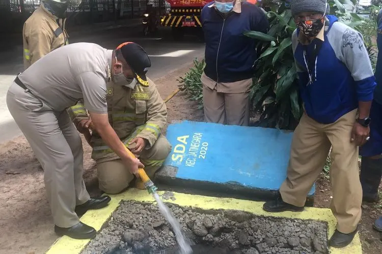 Wali Kota Jakarta Timur, Muhammad Anwar saat mengecek sumur resapan/dok: timur.jakarta.go.id