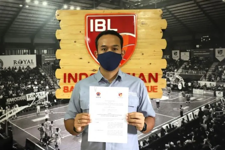 Direktur Utama IBL Junas Miradiarsyah, usai melakukan penandatangan nota kesepahaman penyelenggaraan olahraga aman Covid-19 dengan Badan Penanggulangan Bencana Nasional (BNPB), Kamis (17/9) secara virtual.  Foto: dok. IBL
