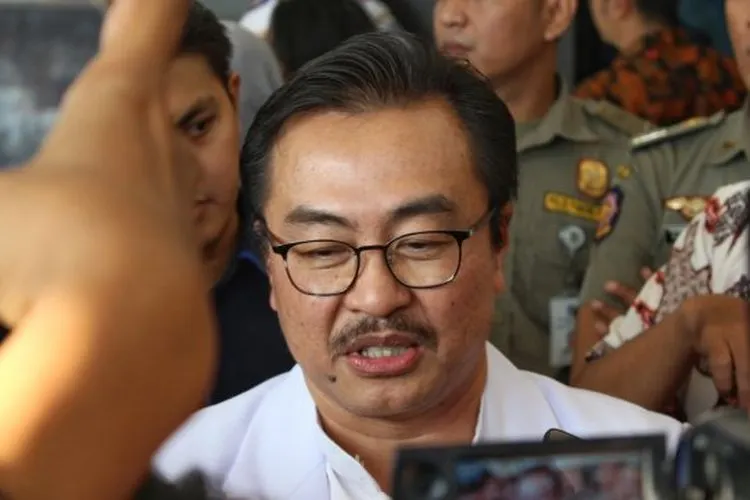 Ketua Rumpun Kuratif Gugus Tugas Penanganan Covid-19 Jatim, dr Joni Wahyuhadi. [Suara.com/Dimas Angga P]