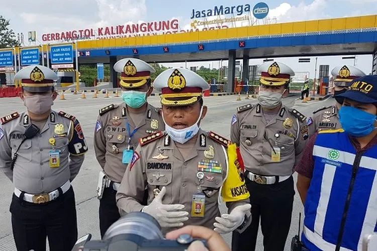 Direktur Lalu Lintas Polda Jawa Tengah Kombes Subandriya saat memberikan keterangan di gerbang tol Kalikangkung, Ngaliyan, Semarang, Jumat (24/4/2020). (Arie Widiarto/Ayosemarang.com)