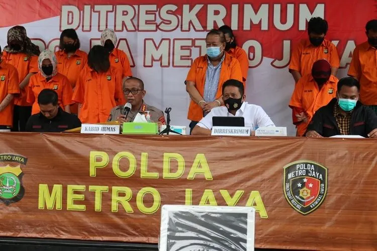 Polisi saat melakukan gelar perkara praktik aborsi ilegal di klinik aborsi Jalan Raden Saleh 1 Kenari Jakpus/ ist