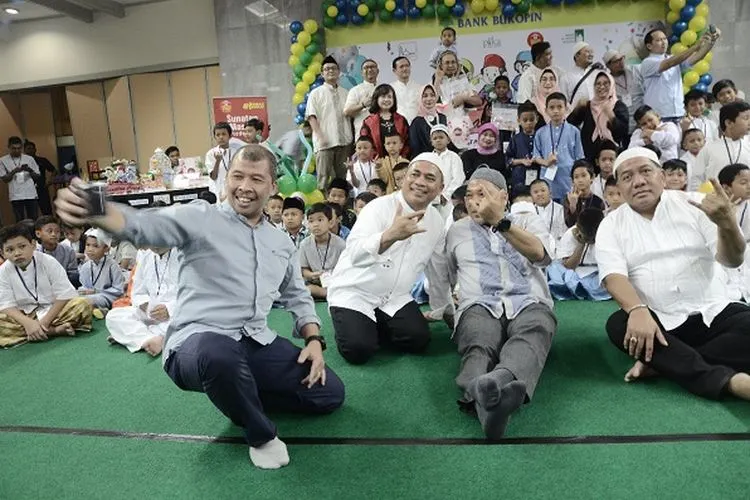 Direktur Utama Bank Bukopin, Eko Rachmansyah Gindo (kedua dari kanan), berpose bersama jajaran direksi, General Manager dan Kepala Divisi Bank Bukopin serta anak-anak peserta Sunatan Ceria yang digelar di Kantor Pusat Bank Bukopin. (Dok. Bank Bukopin)