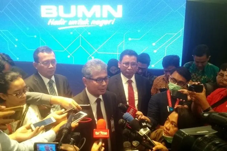 Direktur Utama Bank BRI, Sunarso, menjawab pertanyaan wartawan di Gedung BRI, Jakarta Pusat. (Ayojakarta.com/Hendy Dinata)