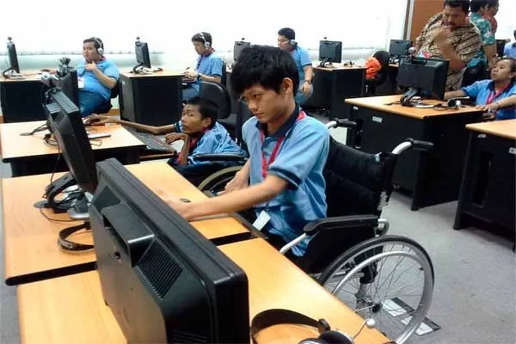 Aktivis Difabel Bandung Raya kampanye kepedulian masyarakat terhadap penyandang disabilitas di Car Free Day Dago, Minggu (03/11/2017) (Mildan Abdalloh/Ayobandung.com)