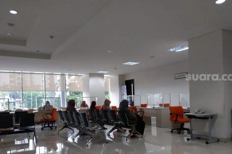 Situasi pelayanan di Kantor Disdik DKI Jakarta, Jumat (24/7/2020). (Suara.com/Fakhri Fuadi)