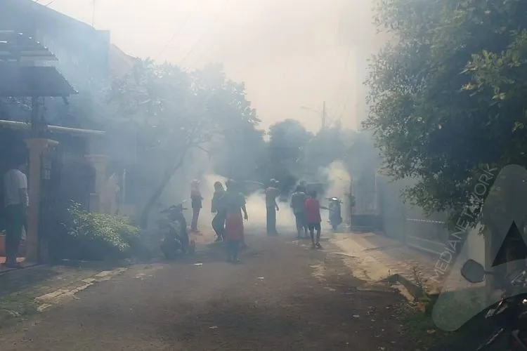 Penyemprotan cairan disinfektan di lingkungan pemukiman warga (Ayojakarta.com/Widya Victoria)