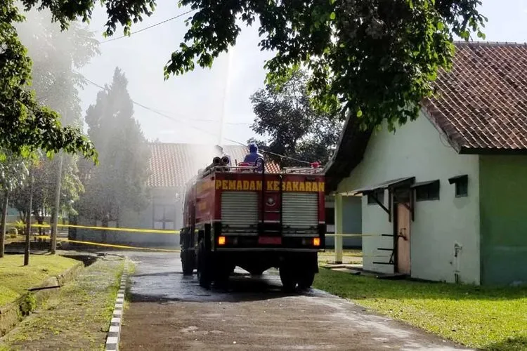 Petugas Damkar tengah menyemprot Pusdikpom dengan disinfektan. (ist)