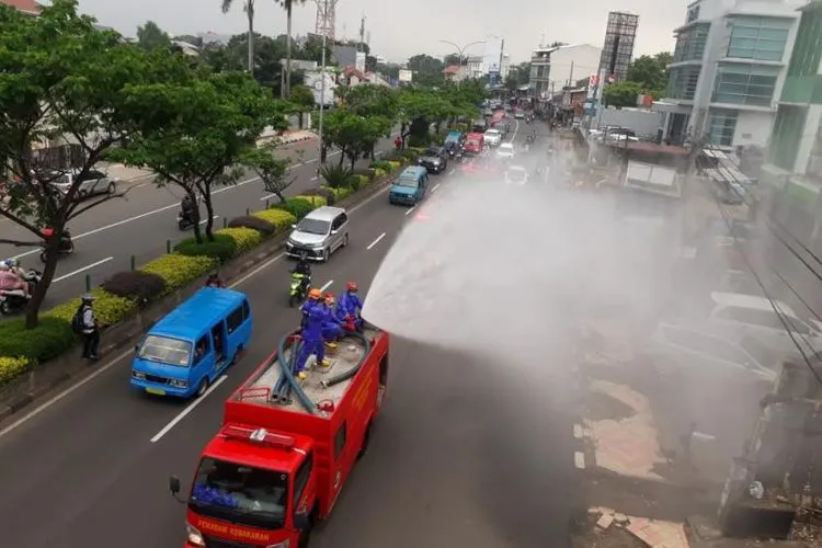 Dinas Pemadam Kebakaran dan Penyelamatan (Damkar) Kota Depok melakukan penyemprotan disinfektan di sepanjang Jalan Margonda Raya Depok, Senin (23/3/2020). Foto: Republika/Rusdy Nurdiansyah