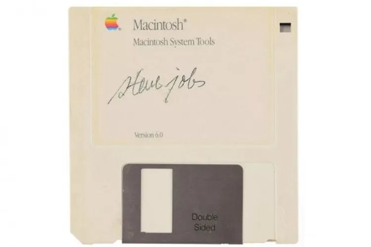 Disket dengan tanda tangan Steve Jobs terjual dengan harga selangit (Cnet/RR Auction)