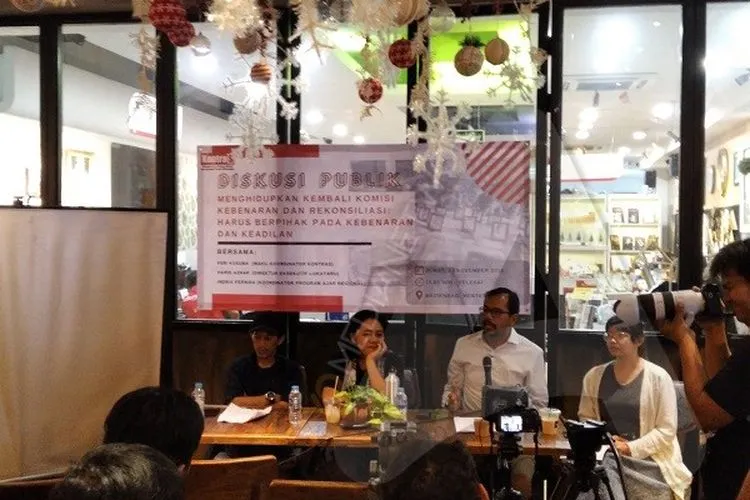Direktur Kantor Hukum dan HAM Lokataru, Haris Azhar - tengah- (Ayojakarta.com -- Dhika Alam Noor