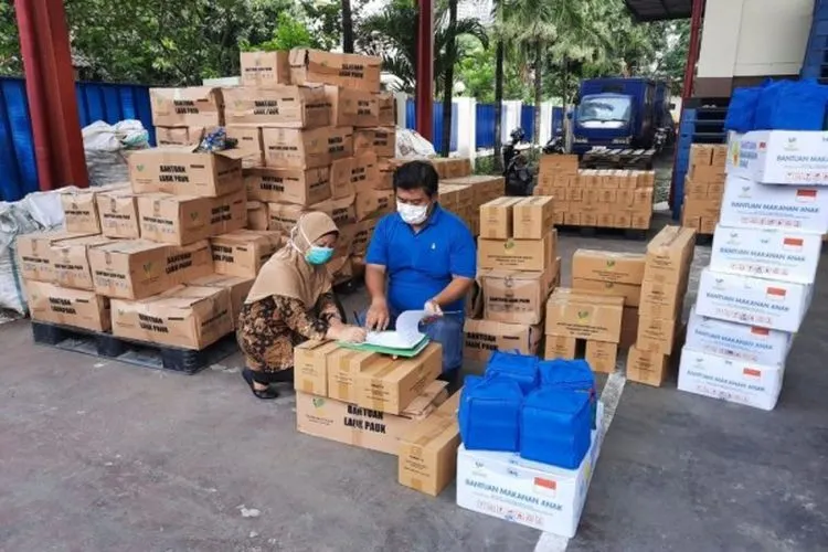 Penyaluran paket sembako untuk lima kluster terdampak COVID-19 (Dok. Kemensos)