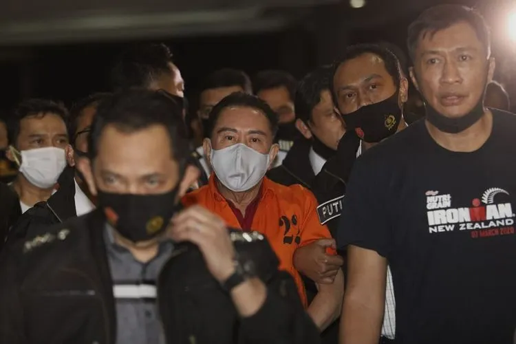 Petugas kepolisian membawa buronan kasus korupsi pengalihan hak tagih (cessie) Bank Bali Joko Soegiarto Tjandra alias Djoko Tjandra yang ditangkap di Malaysia setibanya di Bandara Halim Perdanakusuma, Jakarta, Kamis (30/7/2020). (Suara.com/Angga Budhiyanto)