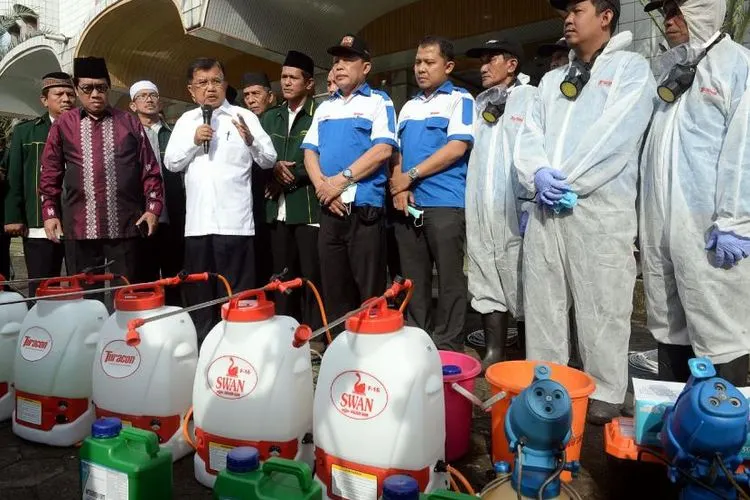Wapres RI ke-10 dan 12 yang juga sebagai Ketua Umum Dewan Masjid Indonesia Jusuf Kalla menyaksikan langsung Kick Off Gerakan Semprot Disinfektan 10.000 Masjid Antisipasi Penyebaran Virus Corona Covid-19 di Masjid Jami. (Tim Media JK)  i