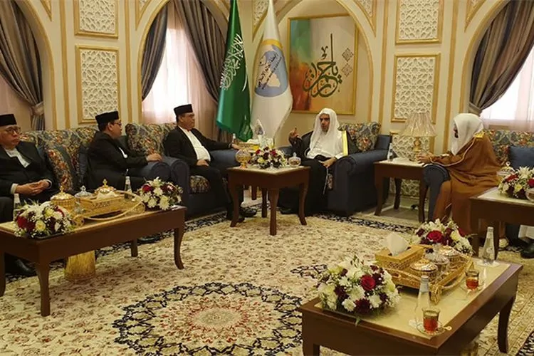 Wakil Ketua Umum DMI/MenPAN-RB Syafruddin bersama Sekretaris Jenderal Liga Dunia Islam Syaikh Dr. Muhammad Abdul Karim Al-Isa dan Ketua Yayasan Wakaf Salam, Dr. Nashir Az-Zahroni di Kantor Liga Dunia Islam Jeddah/DMI
