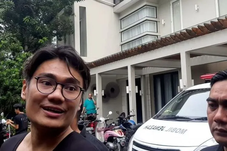Doddy manajer BCL di rumah duka Ashraf Sinclair [Suara.com/Yuliani]