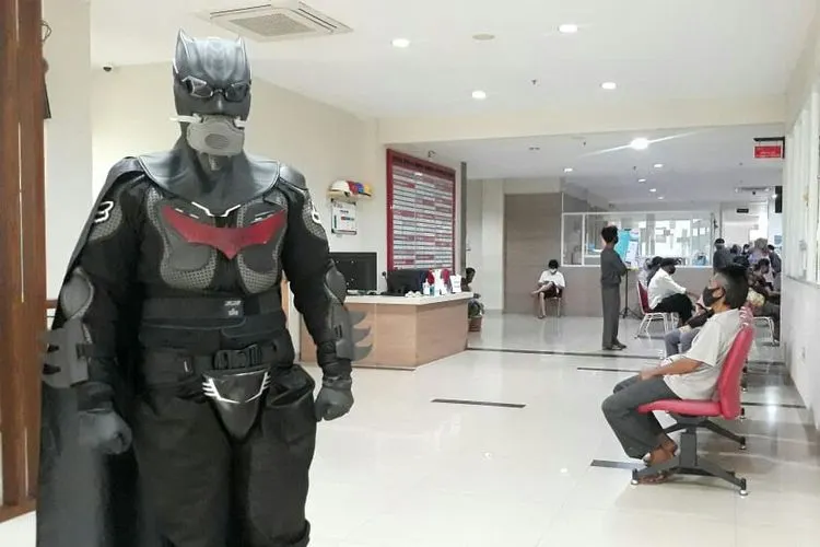 dr. Rollando Erric Manibuy mengenakan hazmat bergaya Batman. (Ayobogor.com/Husnul Khatimah)