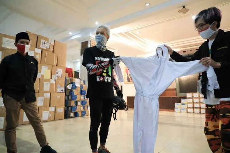 Dokter Tirta Mandira Hudhi saat menyerahkan bantuan penanganan Covid-19 kepada Pemprov Jateng di Wisma Perdamaian, Jumat (17/4/2020). (dok)