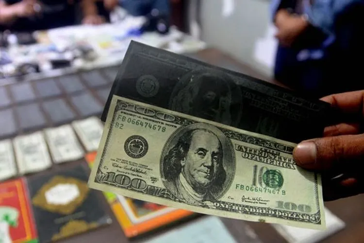 Ilustrasi uang dolar AS palsu (Tempo/Iqbal Lubis)