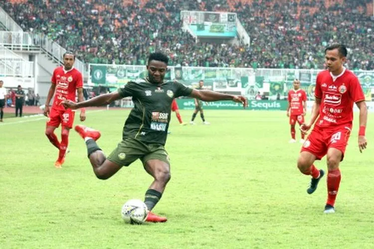 Pesepak bola Tira Persikabo Osas Saha (kiri) menguasai bola di bayangi pesepak bola Persija Jakarta Rezaldi Hehanusa (kanan) dalam laga Liga 1 2019 di Stadion Pakansari, Bogor, Jawa Barat, Selasa (16/7/2019). Pada babak pertama Tira Persikabo unggul dengan skor 3-2. (ANTARA FOTO/Yulius Satria Wijaya/hp)