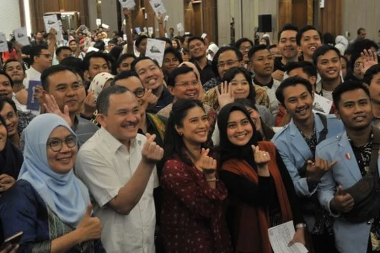 Deputy Chief Of Corporate Affairs Astra Riza Deliansyah (kedua kiri) dan Pegiat Seni Dian Sastro (ketiga kiri) berfoto bersama ratusan peserta usai sosialisasi Satu Indonesia Award 2019 di Hotel Excelton Palembang, Sumatera Selatan, Jumat (19/7/2019). Palembang menjadi kota ketiga sosialisasi Semangat Terpadu Untuk (SATU) Indonesia Award 2019 yang diikuti mahasiswa, komunitas muda, dan pegiat kegiatan di Palembang untuk menjaring para pegiat program inspiratif untuk mendukung kesejahteraan Indonesia. (ANTAR