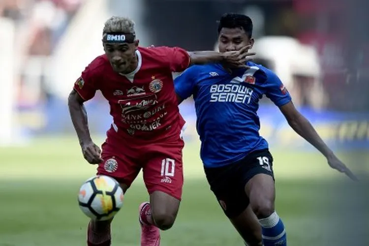 Pesepak bola Persija Jakarta Bruno Matos (kiri) berebut bola dengan pesepak bola PSM Makassar Asnawi Mangkualam Bahar (kanan) dalam pertandingan Final Piala Indonesia 2018-2019 leg pertama di Stadion Utama Gelora Bung Karno (GBK), Senayan, Jakarta, Minggu (21/7/2019). (ANTARA FOTO/M Risyal Hidayat/foc)