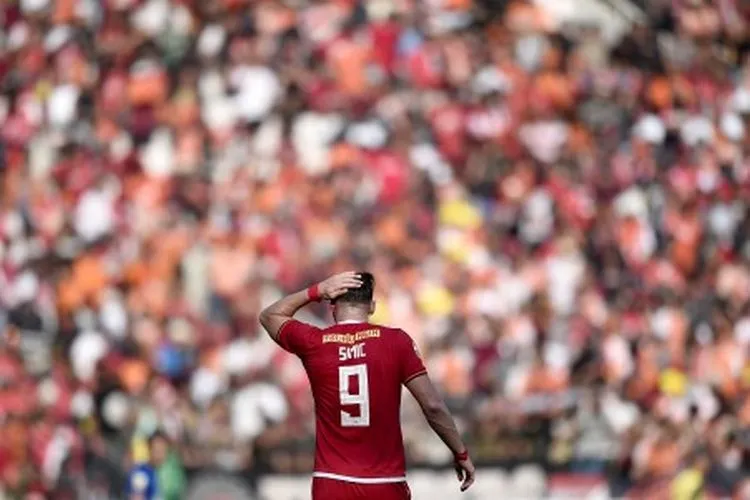 Pesepak bola Persija Jakarta, Marko Simic, memegangi kepalanya saat melawan PSM Makassar dalam pertandingan Final Piala Indonesia 2018-2019 leg pertama di Stadion Utama Gelora Bung Karno (GBK), Senayan, Jakarta, Minggu (21/7/2019). (ANTARA FOTO/M Risyal Hidayat/foc)