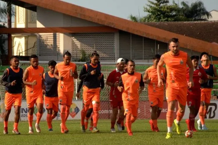 Pesepakbola Persija Jakarta melakukan sesi latihan saat uji coba lapangan jelang pertandingan leg kedua final Piala Indonesia 2019 di Stadion Andi Mattalatta, Makassar, Sulawesi Selatan, Sabtu (27/7/2019). (ANTARA FOTO/Abriawan Abhe)