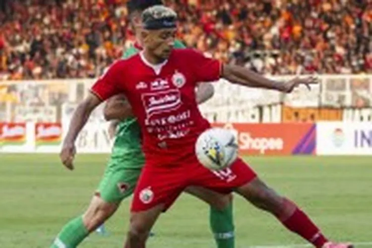 Pesepak bola Persija Bruno Matos (depan) berebut bola dengan pesepak bola Kalteng Putra Kevin Gomes pada laga Shopee Liga 1 di Stadion Madya GBK, Senayan, Jakarta, Selasa (20/8/2019). Persija menang atas Kalteng Putra dengan skor 3-0. (ANTARA FOTO/Dhemas Reviyanto/pd)