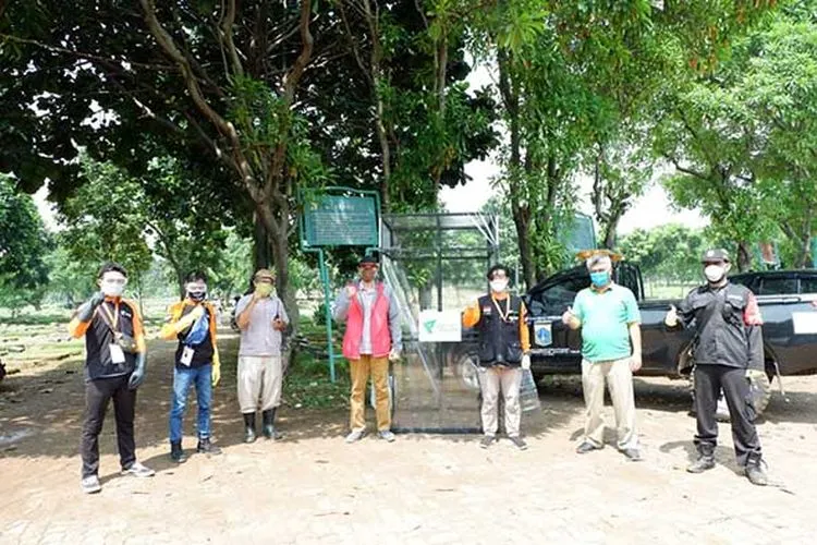Tim Disaster Management Centre Dompet Dhuafa memfasilitasi disinfection chamber atau bilik disinfeksi di Tempat Pemakaman Umum (TPU) Pondok Rangon, Jakarta Timur. (dok Dompet Dhuafa)