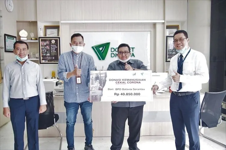 Paguyuban Bank Pembangunan Daerah (BPD) Batavia Serantau menyerahkan donasi kemanusian Cekal Corona kepada Dompet Dhuafa di Gedung Philantrophy, Jakarta Selatan.