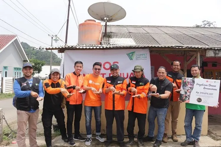 Shopee dan Dompet Dhuafa mengunjungi salah satu pengungsian yang berlokasi di Kampung Tangen, Desa Sukaraksa, Kecamatan Cigudeg, Kabupaten Bogor, Jawa Barat.  (Dok. Dompet Dhuafa)