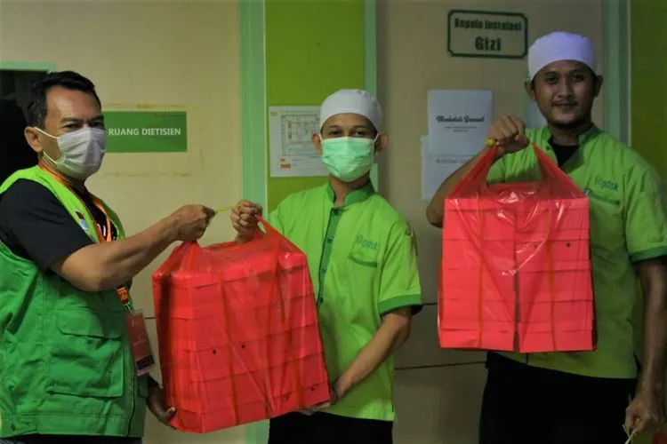 Dompet Dhuafa memberikan 50 paket santap sahur untuk tenaga medis di RSUD Pasar Minggu, Jakarta Selatan, Selasa (28/04/2020) dini hari. (dok)